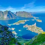 Hamnoya Bridge Panorama Holiday home Reine